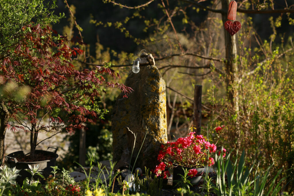 Les jardins du gîte A la lisère à Mayres Ardèche